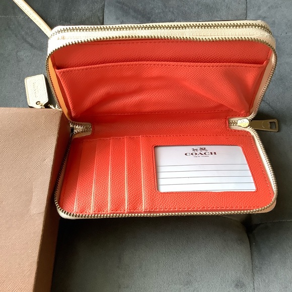 Coach Nude wallet. Used twice. Amazing condition - Picture 4 of 7
